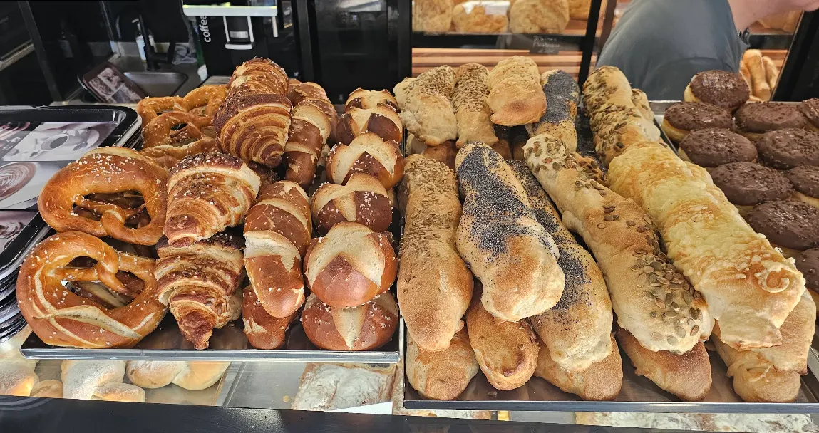 Ofenfrisches Borek mit Sesam und Kraeutern