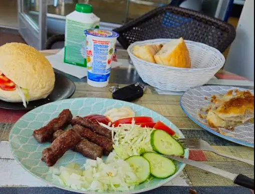 Frisch belegte Balkan-Snacks und Dips