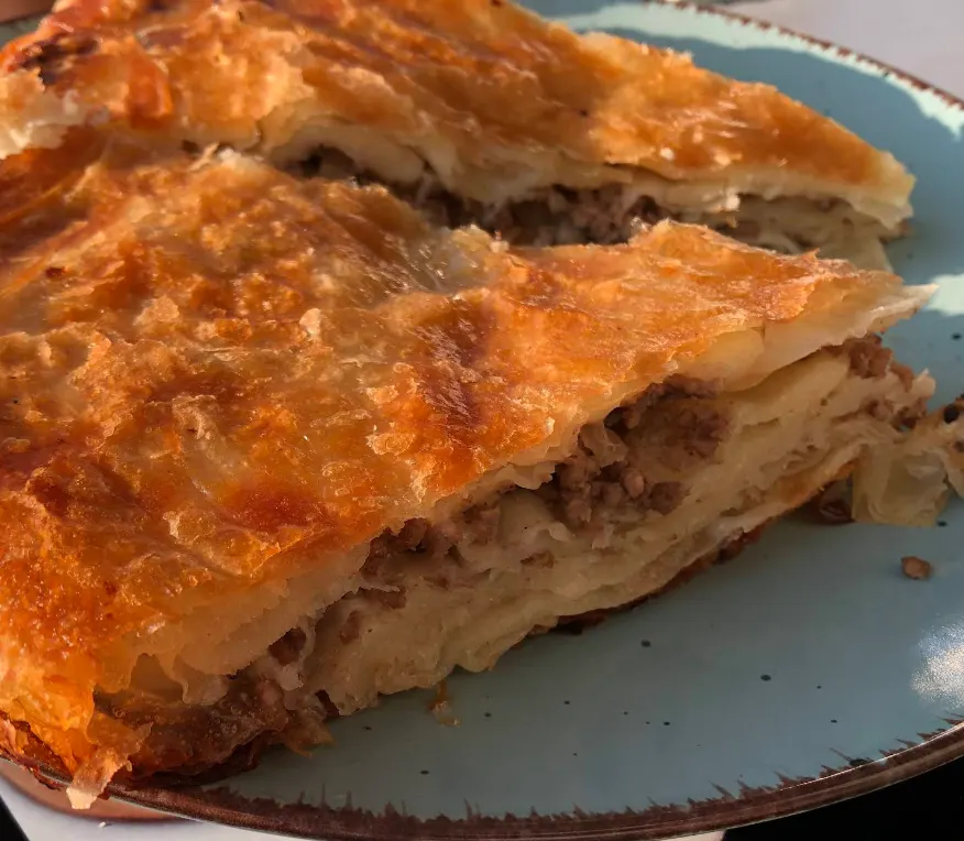 Pizza- und Grillzutaten werden vorbereitet