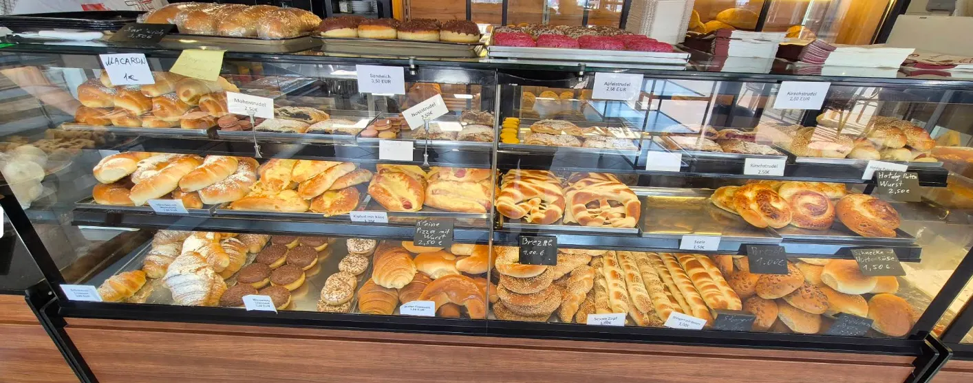 Takeaway-Boxen mit ofenfrischen Speisen